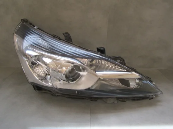 Ograniczona ilość Lampa przód Toyota Verso LIFT ZWYKŁA SOCZEWKA 13-18 RH 81130-0F161